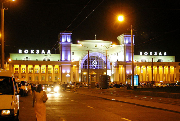 Вокзал днепропетровск. Днепропетровск Южный вокзал. Днепропетровск вокзал авто. Белово вечером. Фото часов на вокзале в Днепропетровске.
